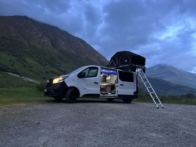 The Wee Hoose – Vauxhall Vivaro LWB-Wohnmobil mit 4 Schlafplätzen