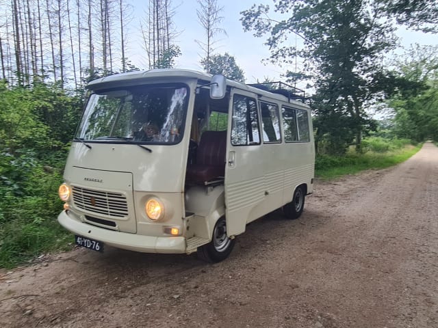 Jeetje – Camper d'epoca francese Peugeot J7 del 1974