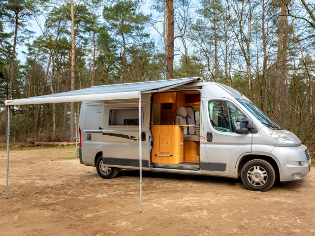 Camper bus 2 posti con letto fisso e servizi igienici