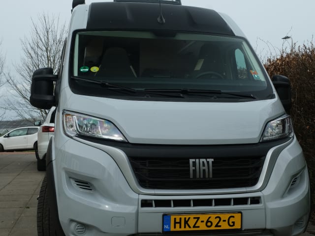 Stoere Fiat Ducato met langsbedden uit 2022 off grid