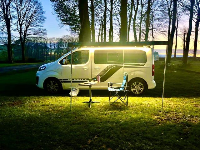 Blighty – Nieuwe Pop Top Campervan 4 Slaapplaatsen