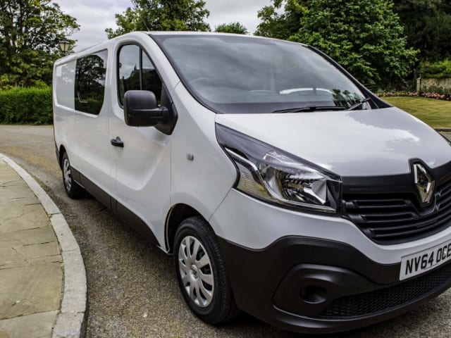 The Explore Bus – Renault Master 2 Berth Budget Campervan-Confortable Large  Lit Double Fixe à partir de 129,00 £ par jour Goboony