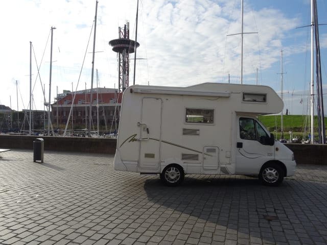 Kommen Sie und genießen Sie unseren wunderbaren Fiat Ducato Alkoven-Camper für 2 (-3) Personen