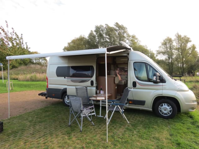 Rolmaatje – Beautiful Roller Team Livingstone bus camper (2.5p) for rent