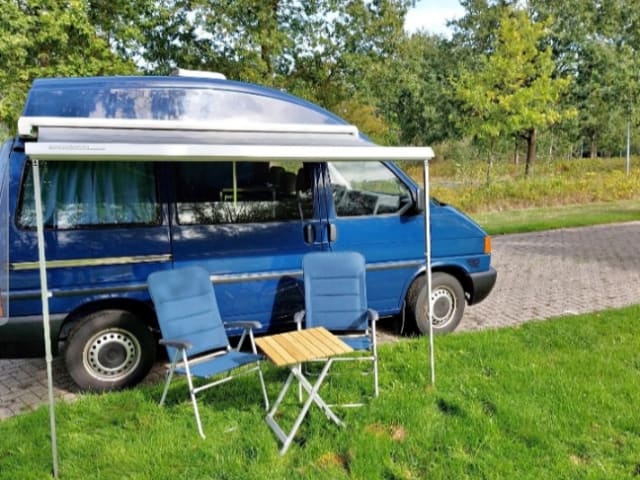 2p Volkswagen campervan uit 2001