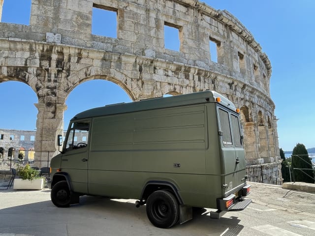 Tanki – 2er-Mercedes-Benz-Bus aus dem Jahr 1990