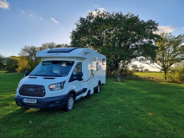 Rocky – 5 Berth "Rocky" Rollerteam Zefiro 685 - Camping-car familial parfait!