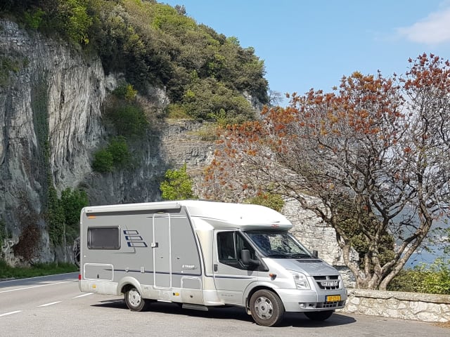 Camper – Hymer Wohnmobil, 2 Personen, komplett ausgestattet