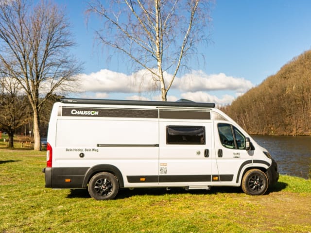 V690 – Chausson V690 Road Line VIP (garage / trailer hitch)