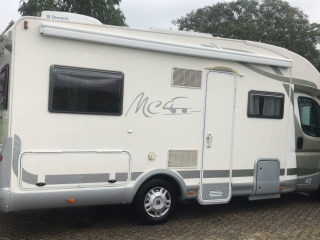 Airco camper – 4p McLouis uit 2010 met airco. 