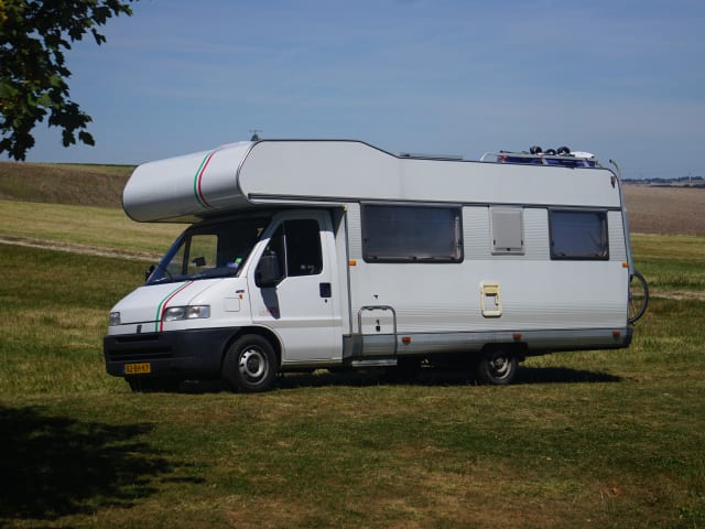 Tricolore – Luxe camper met airco voor gezin met (grote) kinderen