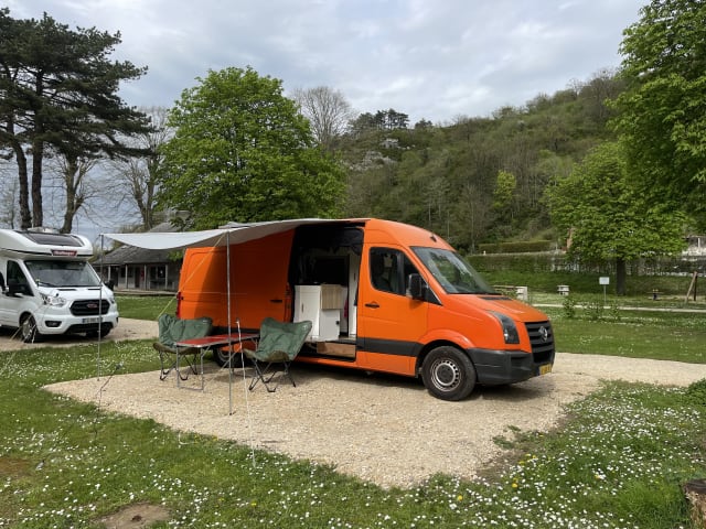 Orange – VW Crafter, sehr geräumiger, komfortabler und luxuriöser Off-Grid-Campervan.