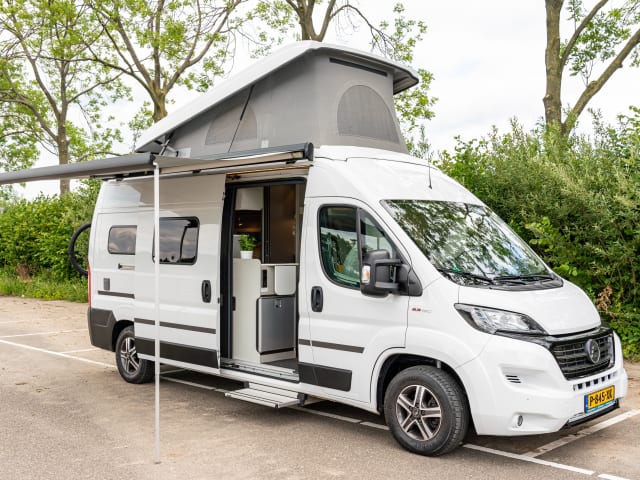 Luxe Hymer buscamper met lengte bedden