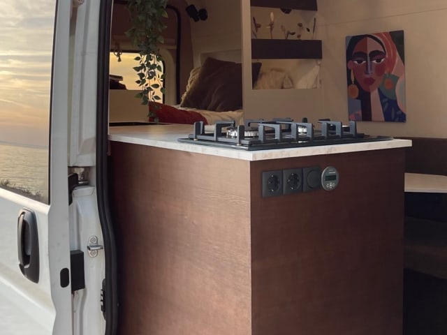 Monty – 2p Peugeot bus from 2017