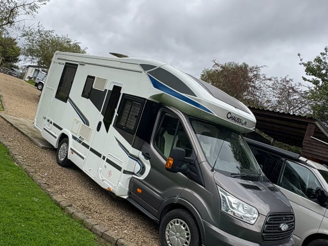 Rami – Ford-Bus mit 5 Schlafplätzen aus dem Jahr 2015