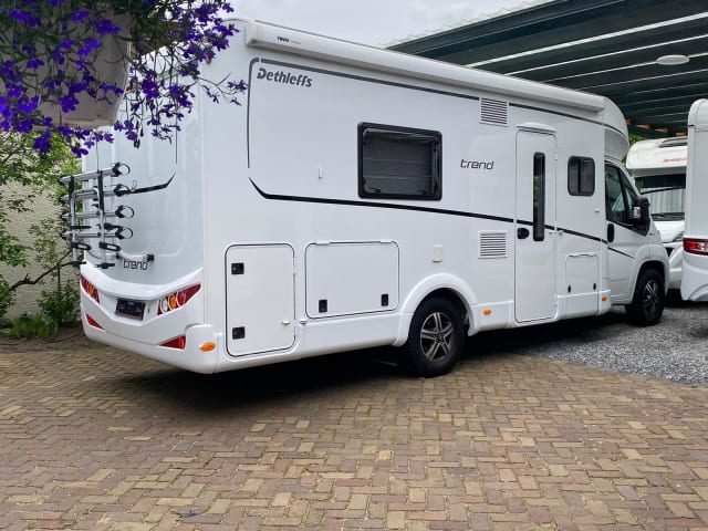 'BARCELONA' – Luxurious Dethleffs Trend T 7017 EB from 2020 with 2 single beds and a pull-down bed.