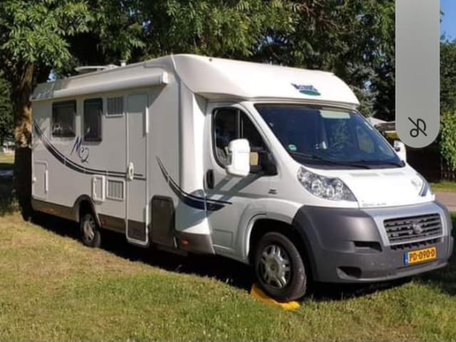 Ons prachtige huisje op wielen – 2- max 4 persoons McLouis half-integraal camper