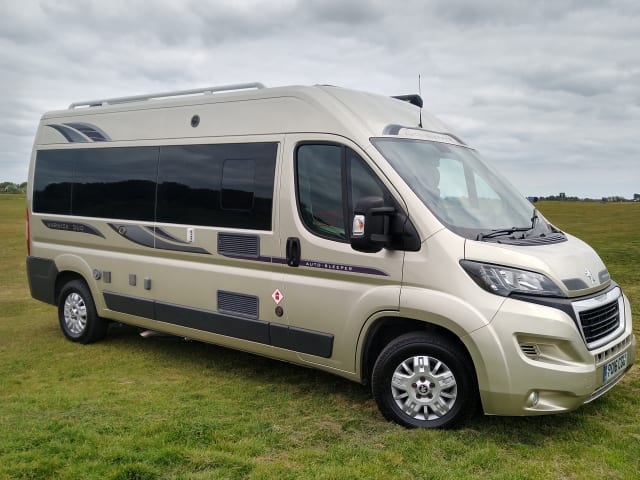 Roxie – Schitterende 2 persoons Peugeot Warwick Duo camper met alle luxe