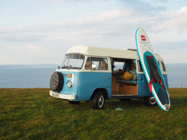 Sandy – Camper Volkswagen del 1979 con finestra a golfo, 4 nati, installazione solare fuori rete