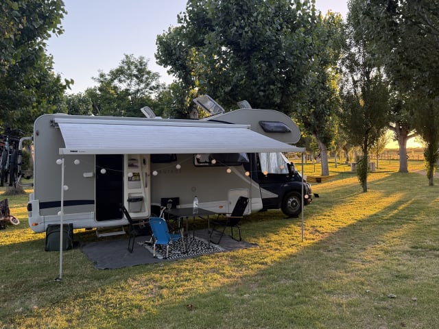 Geräumiger Familien-Camper für 6 Personen mit Etagenbetten, autark.