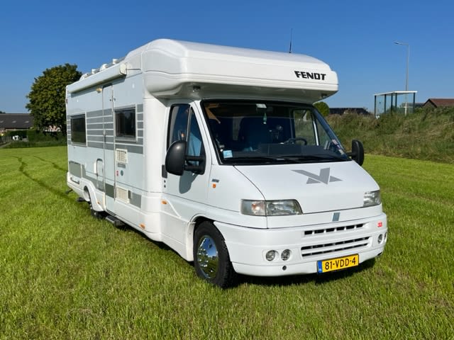 Beau camping-car Fiat Ducato pour 4 personnes, entièrement équipé.