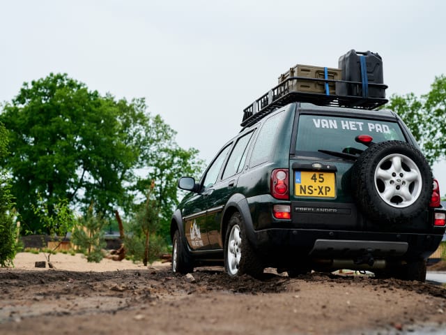 Freely – Land Rover + spacious roof tent