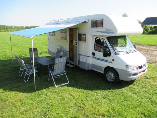 Camper mansardato Adria Mobil 5 persone > biciclette (elettriche) in garage