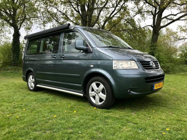 Victoria  – Volkswagen T5 California 4/5 person