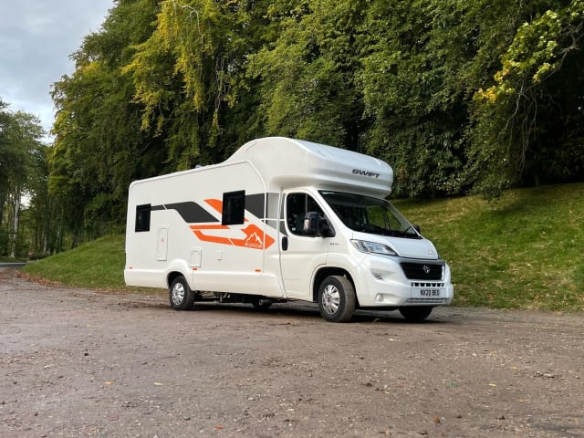 Sarah – LOCATION DE CAMPING-CAR DE LUXE MODERNE ENTIÈREMENT ÉQUIPÉ - Swift Edge 486