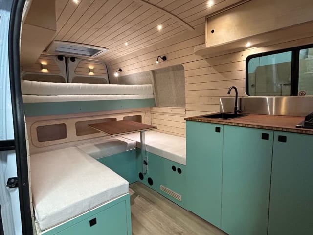 WoodenCabin on Wheels – 3p Renault campervan uit 2025 
