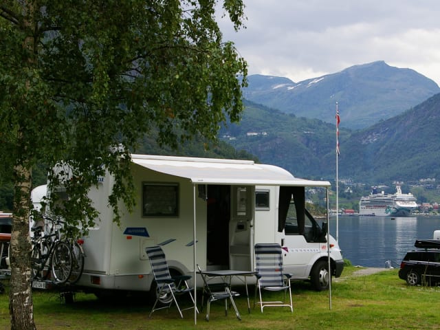 “Star” – Compacte semi-integraal camper 