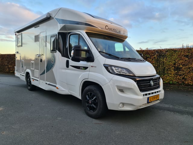 L199VP – Chausson 777GA  Automaat Titanium VIP zeer luxe , km vrij!