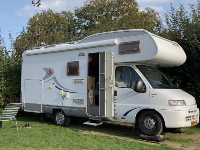 Camping-car familial 6 personnes avec lits superposés très larges, alcôve spacieuse et climatisation