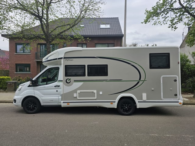 Kampergeluk – Beleef jouw uniek avontuur met onze 4-persoons automaat camper