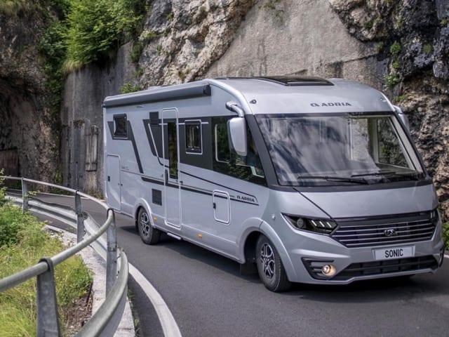 Adria Sonic Supreme 700 DL – 4p Adria Mobil intégré à partir de 2024