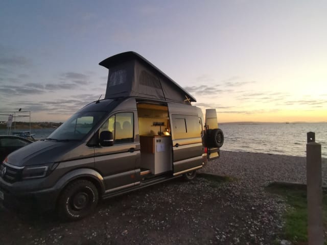 Simon – 4 persoons Volkswagen Crafter luxe campervan