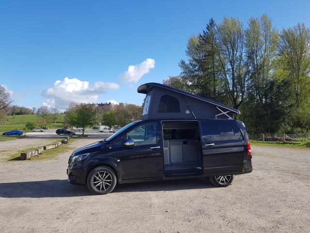 Black Beauty – Mercedes-Benz camper Gloednieuwe conversie met wegrijluifel