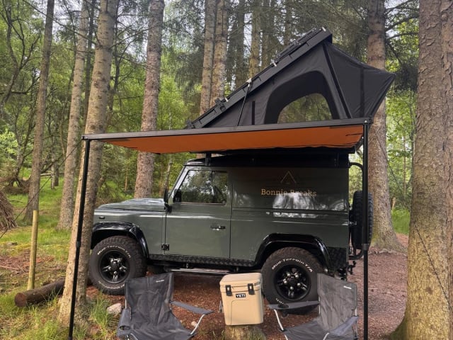 Landrover 90 avec boîte de tente pour 2 personnes