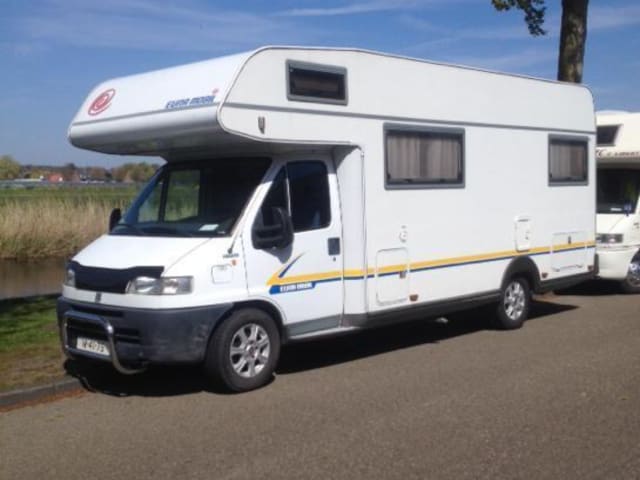 Zeer ruime 6 persoons  familie camper Fiat Ducato 2.8 jitd 