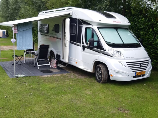 Avec un bon sentiment de vacances avec ce Dethleff Camper complet