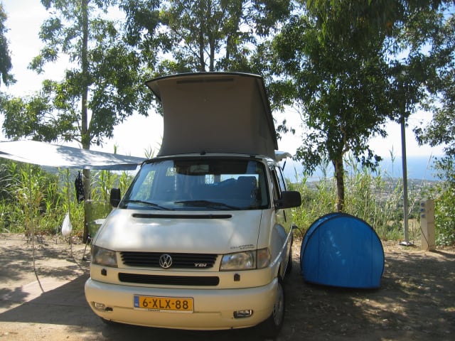 The last real Bulli – 4 person Volkswagen T4 California with lifting roof