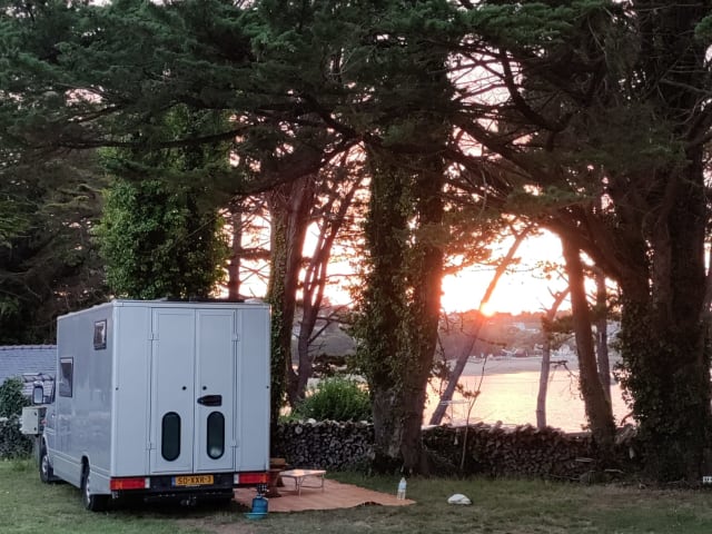  Vecchio vagone postale trasformato in un camper autosufficiente per 4 persone