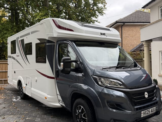 Mclouis  – Dora - Luxe gezinscamper met 4 slaapplaatsen 