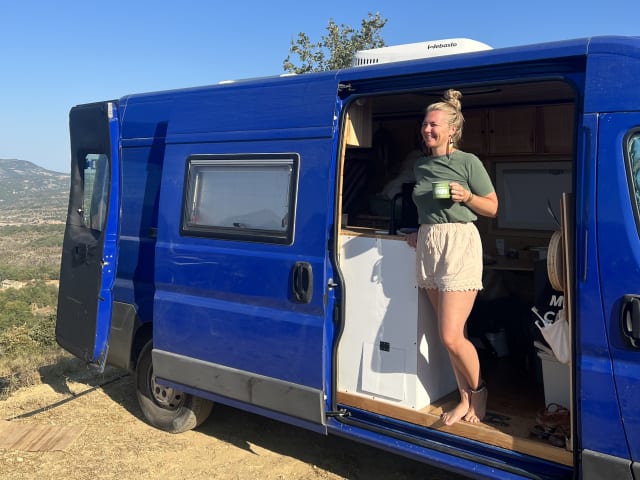 Ollie – Comfortable, attractive 2 person bus camper