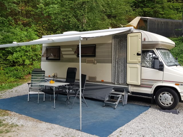 Hymer 4 personnes spacieux et très complet