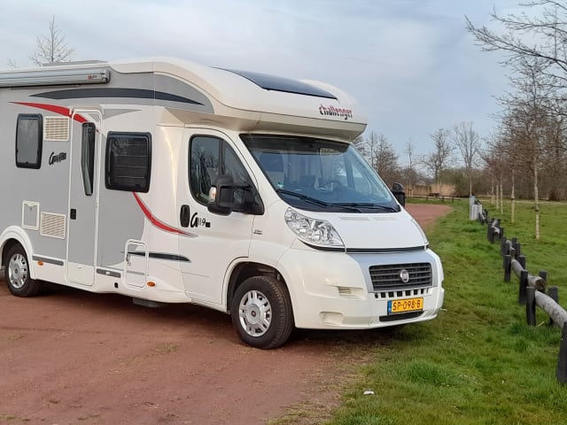 Geräumiger Challenger Camper für 4 Personen mit Queensize-Bett