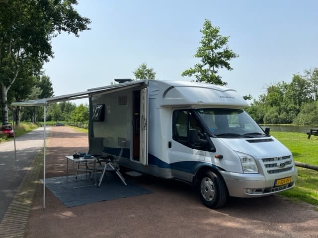 Spacious two-person Hobby camper with a spacious French bed