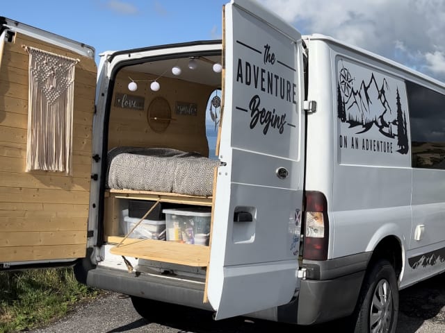 Fifi the Ford Transit  – Atemberaubender, netzunabhängiger, selbst gebauter Campervan, ideal für Solo-Frauen