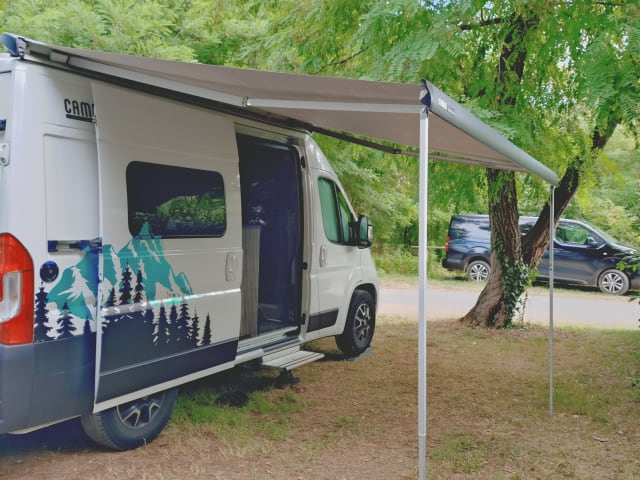 Compacte camper met fietsendrager handig voor een weekendje met 2