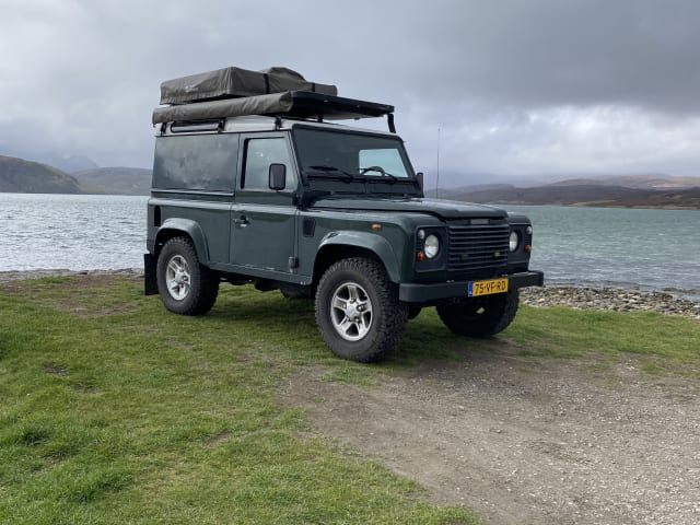Geisli  – Land Rover defender 90 with roof tent